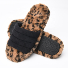Nova tendência de atacado superior de microfibra de pele de leopardo chinelos de dedo aberto para mulheres chinelos lisos